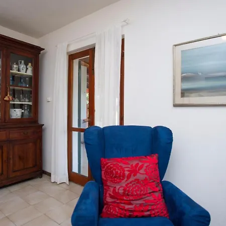 Tiziana In Apartment
