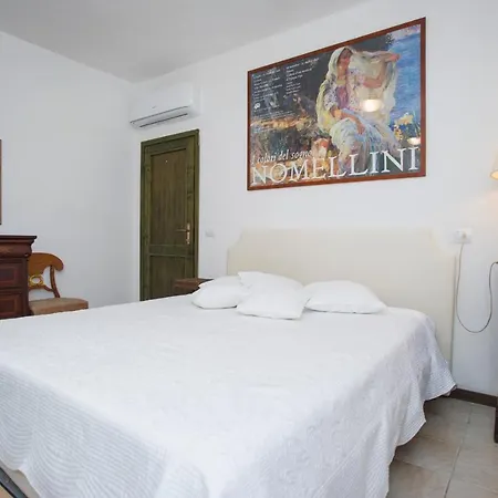 Tiziana In Apartment